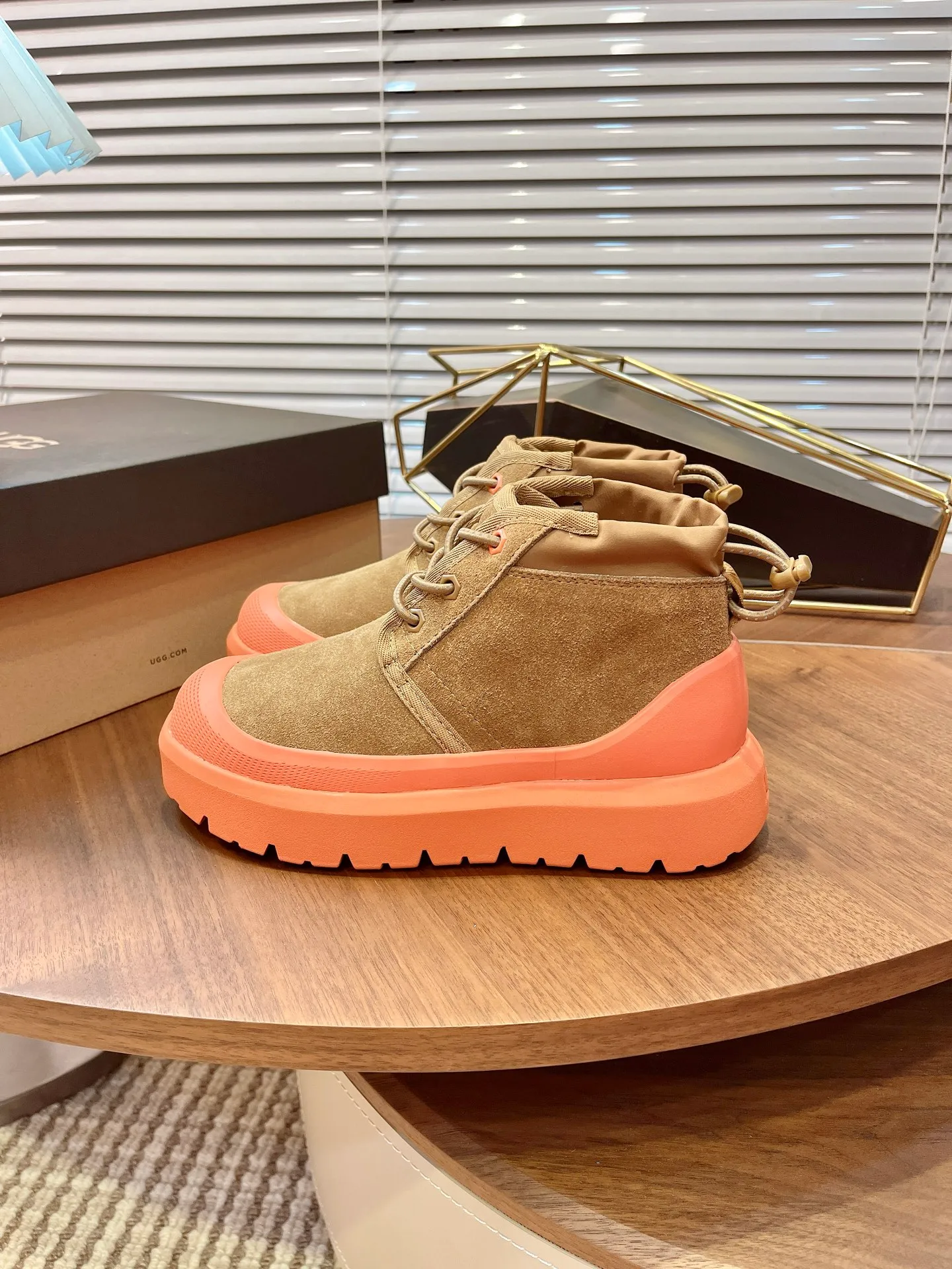 【UGG】 P: 560💰 Couple shoes Size: Women’s size 35-40 / Men’s size 40-44 UGG Tasman Weather Hybrid slip-on snow boots👢 Wang Yibo's same style 👏 adds a large orange sole to the classic Tasman shoe style, functional color contrast design, environmentally friendly waterproof and snowproof material, which has both fashionable and functional attributes. At the same time, it is paired with the new UGG furry shoes Keen's furry color-blocking jacket. Bright orange and maroon collide to create a new light outdoor style and open up a new travel experience in early autumn! Using the best materials, the 17mm fur integrated surface is warmer and breathable, and the outsole is upgraded to a lightweight and wear-resistant light wing technology outsole!